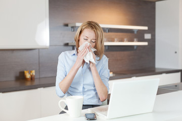 junge frau in der K&uuml;che mit taschentuch