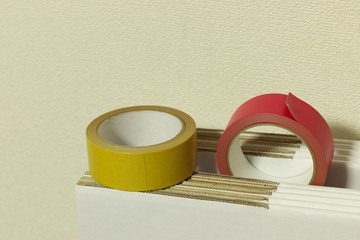 ダンボールとテープ