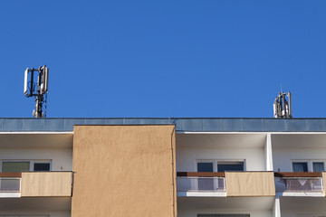 Mobilfunkantennen auf Hochhaus mit Balkonen