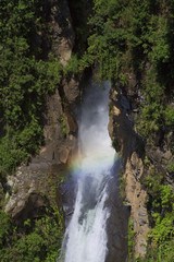 Cascada y arcoiris