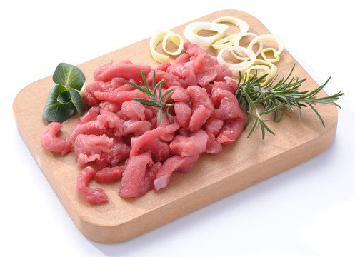 Straccetti di carne rossa sul tagliere