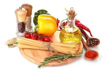 Fotobehang spaghetti, pot olie, kruiden en groenten © Africa Studio