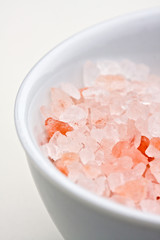 Pink Himalayan salt in a bowl