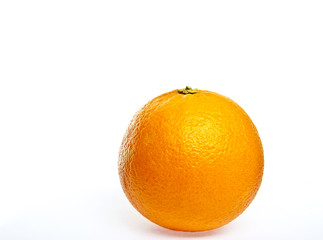 eine Orange freigestellt