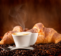 Colazione con cappuccino e croissant alla cioccolata