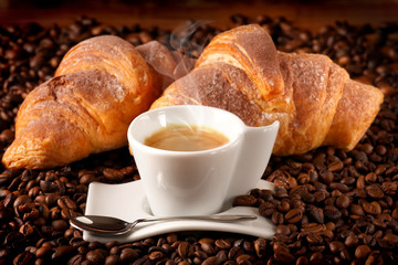 caffè caldo con croissants freschi al cacao