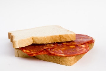 bocadillo con rodajas de chorizo