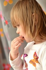 enfant regardant par la fenêtre