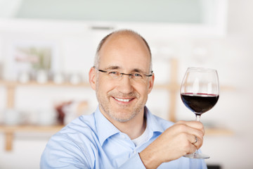 portrait mann mit einem glas rotwein