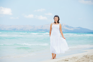 Fototapeta na wymiar young woman walking near blue sea.