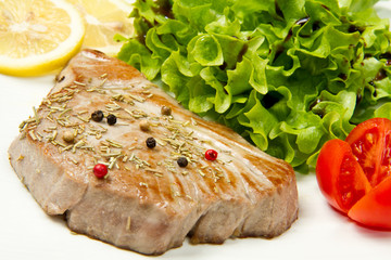 filetto di tonno con insalata
