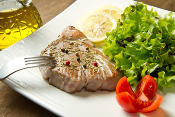 filetto di tonno con insalata