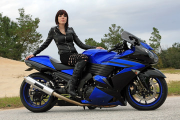 Fototapeta na wymiar Na niebieskim motocyklu