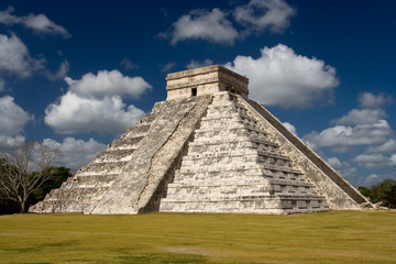 Fototapeta na wymiar Chichen Itza - El Castillo (Świątynia Kukulkan) w pobliżu Cancun
