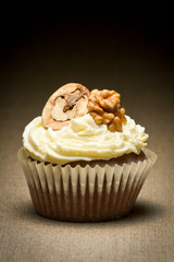 Muffin and vanilla cream with walnut