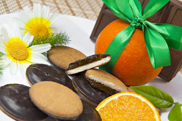 Fototapeta na wymiar Nadziewane, ciasteczka czekoladowe i pomarańczowe.