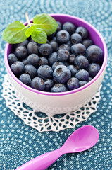Allow phonetic typing a bowl of fresh blueberries on a table