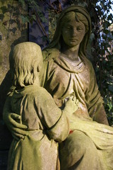 Mutter mit Kind Statue