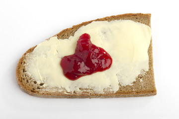 Eine Scheibe Bauernbrot mit Marmelade