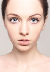 Obraz premium Zbliżenie czysty naturalny portret pięknej modelki z bi