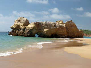 Fototapeta na wymiar Jaskinie i kolorowe formacje skalne na wybrzeżu Algarve