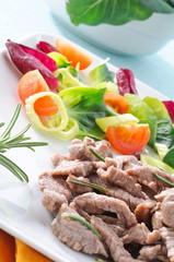 Carne di manzo cucinata con verdure, close-up