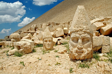 Hoofden van de beelden op de berg Nemrut in Turkije, UNESCO