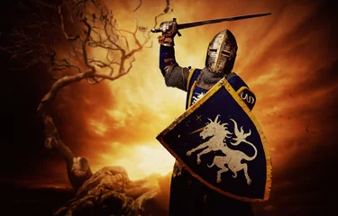 Poster Im Rahmen Mittelalterlicher Ritter über stürmischem Himmel. © Nejron Photo
