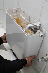 plombier remplaçant chasse d'eau WC