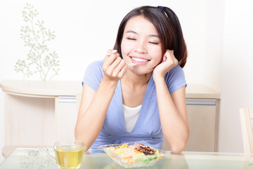 Obraz na płótnie Canvas happy smiling woman with salad at home