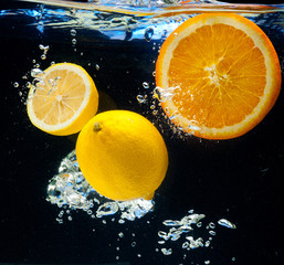 Fototapeta na wymiar Lemon and orange in the water