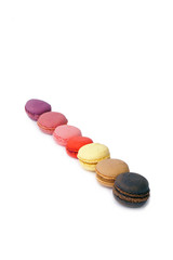rangée de macarons variés sur fond blanc