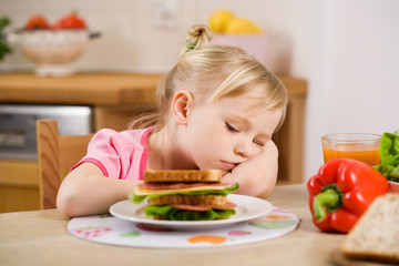 Fototapeta little girl eating? sandwich obraz