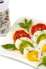Tomatenscheiben und Mozzarella mit Basilikum