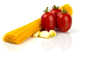 Spaghetti Nudeln mit Tomaten und Knoblauchzehen