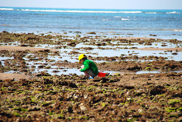 NICHO PEQUE&Ntilde;O JUGANDO EN LA PLAYA