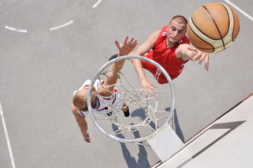 Obraz premium Two basketball players on the court