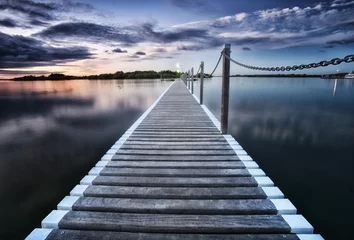 Draagtas pontonsteiger over het water © clearviewstock