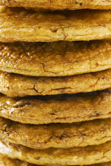 積み重ねた醤油煎餅のクローズアップ