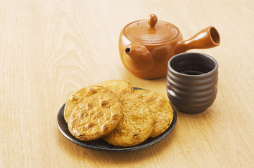 お茶のセットとお皿にのせた煎餅
