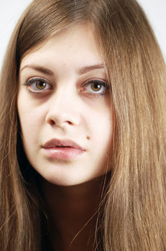 Portrait junge Frau mit langen Haaren