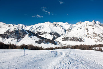 Fototapeta na wymiar Stok narciarski oraz Livigno