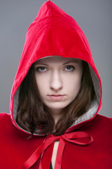 Portrait einer jungen Frau im Rotkäppchenmantel
