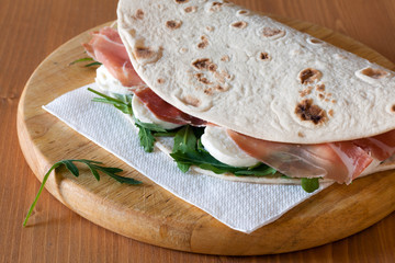 Piadina crudo, mozzarella, rucola