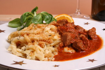 Gulasch und Spätzle