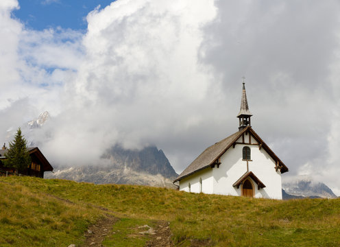 white plain mountain chapel