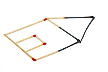 Abgebranntes Haus aus Streichhölzern