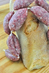 Salamini e pagnotta di pane casareccio © Sergiogen