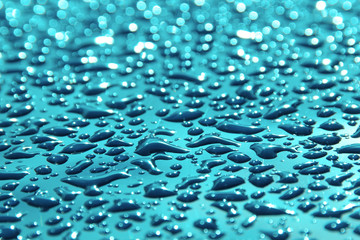 Regentropfen am Pool