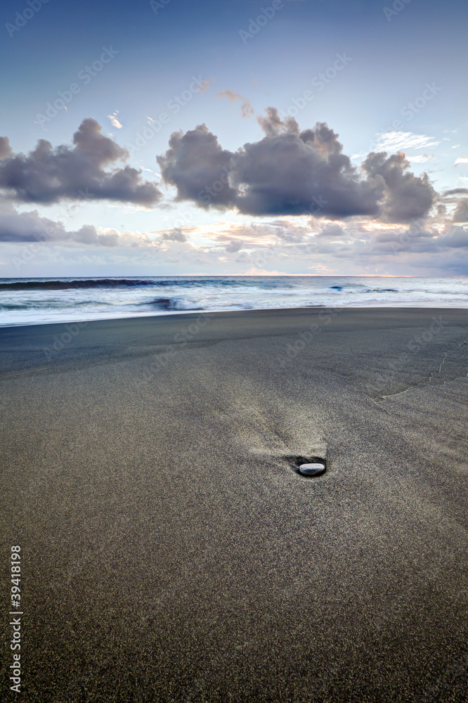 Canvas Prints Plage de sable noir au crépuscule - La Réunion